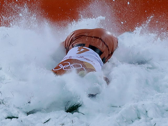 Freestyler landet mit dem Gesicht im Schnee