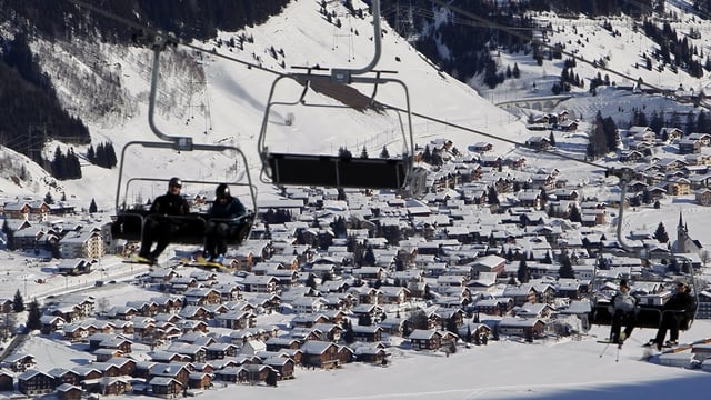Blick auf das winterliche Sedrun, Sessellift im Vordergrund. Blick auf das winterliche Sedrun, Sessellift im Vordergrund.