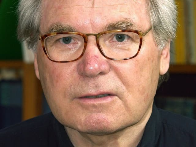 Ein Porträt von Oskar Negt. Er trägt eine Hornbrille. Ein Porträt von Oskar Negt. Er trägt eine Hornbrille.