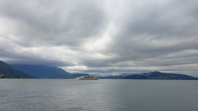 Flächige Wolken über dem Zugersee. Flächige Wolken über dem Zugersee.