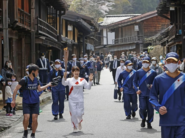 Hier wird das olympische Feuer durch die Stadt Nagiso getragen. Hier wird das olympische Feuer durch die Stadt Nagiso getragen.