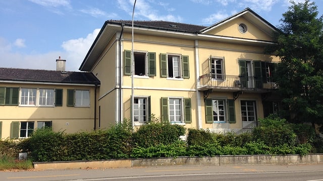 Herrschaftliche Villa mit offenen Fenstern am Strassenrand Herrschaftliche Villa mit offenen Fenstern am Strassenrand