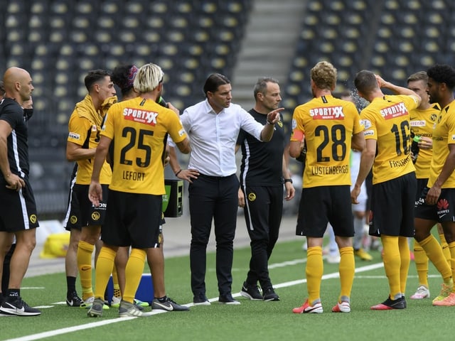 Trainer Gerardo Seoane gibt seinen Spielern Anweisungen. Trainer Gerardo Seoane gibt seinen Spielern Anweisungen.