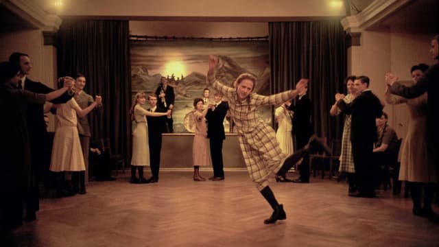 Wild tanzende Alba August als junge Astrid Lindgren. Wild tanzende Alba August als junge Astrid Lindgren.