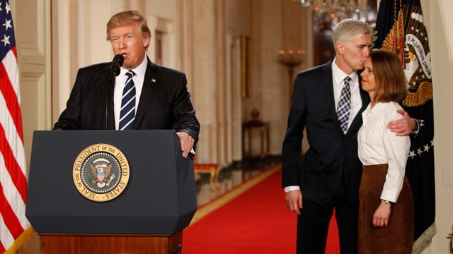 Neil Gorsuch mit Ehefrau Ehefrau Marie Louise. Der Jurist gilt als Outdoor-Fan und liebt Fliegenfischen. Neil Gorsuch mit Ehefrau Ehefrau Marie Louise. Der Jurist gilt als Outdoor-Fan und liebt Fliegenfischen.
