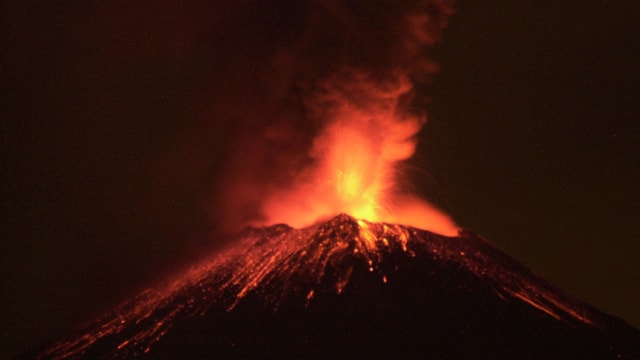 Popocatepetl spuckt Lava aus bei Nacht Popocatepetl spuckt Lava aus bei Nacht