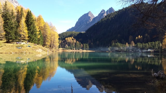 Stiller Bergsee unter wolkenlosem Himmel. Stiller Bergsee unter wolkenlosem Himmel.