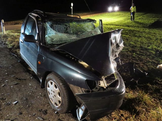 Zerstörtes Auto Zerstörtes Auto