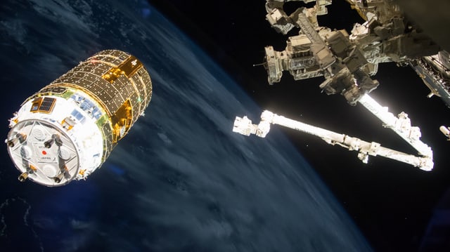 Ein Greifarm im Weltall greift nach einem Satelliten, dahinter die Erde. Ein Greifarm im Weltall greift nach einem Satelliten, dahinter die Erde.