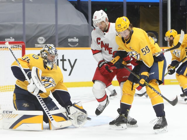 Nino Niederreiter, hier im Duell mit Predators-Captain Roman Josi. Nino Niederreiter, hier im Duell mit Predators-Captain Roman Josi.