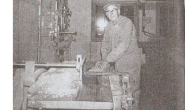 Alois Janutin (1897 - 1979) en sia scrinaria Alois Janutin (1897 - 1979) en sia scrinaria