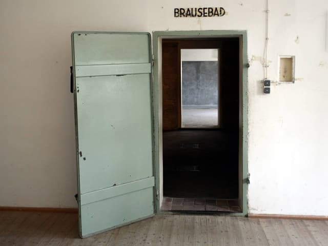 Eingang in einen Raum. Darüber steht «Brausebad». Eingang in einen Raum. Darüber steht «Brausebad».