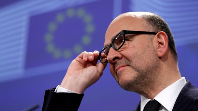 Pierre Moscovici rückt an einer Medienkonferenz seine Brille zurecht. Pierre Moscovici rückt an einer Medienkonferenz seine Brille zurecht.