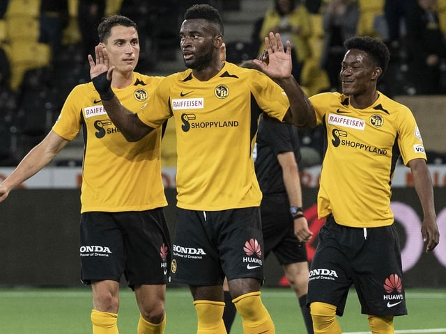 Jean-Pierre Nsame jubelt mit seinen Mitspielern. Jean-Pierre Nsame jubelt mit seinen Mitspielern.