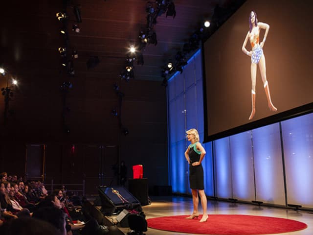 Amy Cuddy bei ihrem TED-Talk 2012