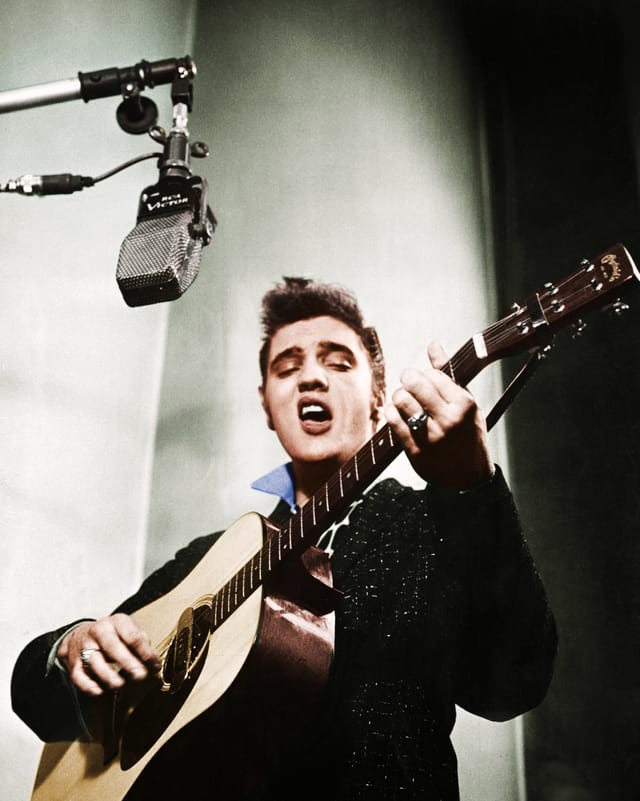 Elvis mit Gitarre im Studio, Aufnahme von 1956. Elvis mit Gitarre im Studio, Aufnahme von 1956.