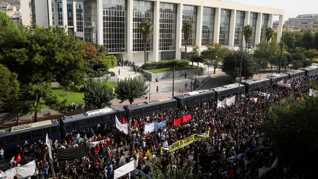 Demonstranten ausserhalb des Gerichtsgebäudes Demonstranten ausserhalb des Gerichtsgebäudes