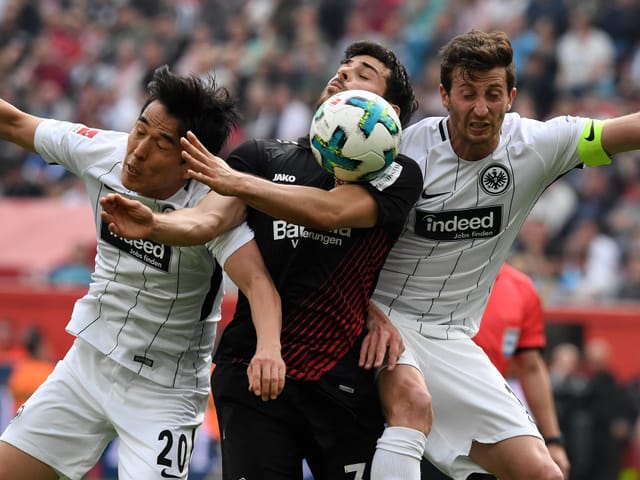 Spieler im Kampf um den Ball
