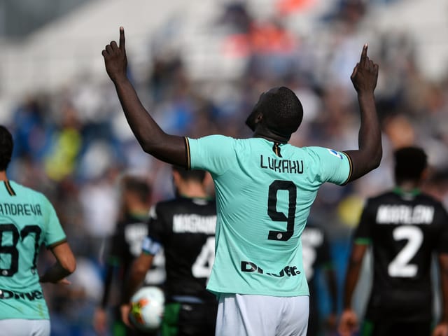 Lukaku macht eine Geste Richtung Himmel