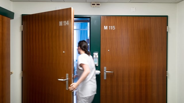 Pflegerin betritt ein Zimmer Pflegerin betritt ein Zimmer