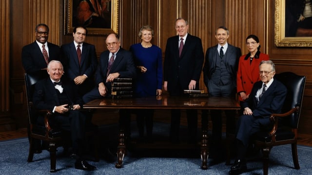 Gruppenbild des Obersten Gerichtshofs aus dem Jahr 1993 mit Ruth Bader Ginsburg. Gruppenbild des Obersten Gerichtshofs aus dem Jahr 1993 mit Ruth Bader Ginsburg.