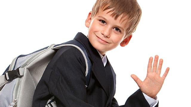 Ein Junge grüsst mit der Hand. Ein Junge grüsst mit der Hand.