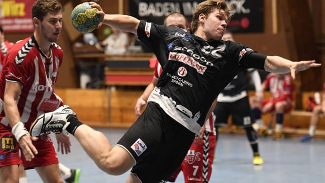 Handballer beim Sprungwurf Handballer beim Sprungwurf