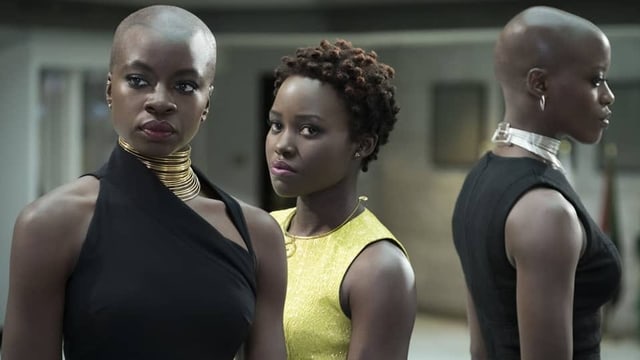 Zwei afroamerikanische Frauen schauen ernst in die Kamera. Zwei afroamerikanische Frauen schauen ernst in die Kamera.