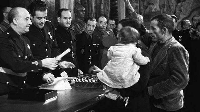 General Franco unter Anhängern, ein Kind General Franco unter Anhängern, ein Kind