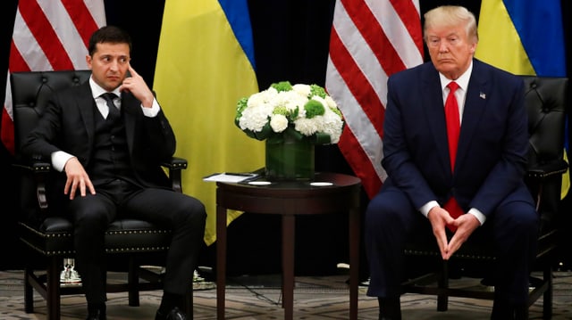 Wolodimir Selenski und Donald Trump sitzen nebeneinander Wolodimir Selenski und Donald Trump sitzen nebeneinander