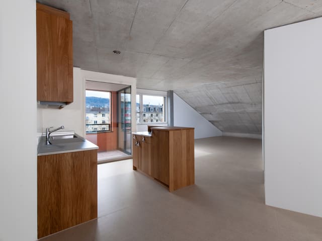 Blick in eine Küche mit dahinterliegendem Balkon. Blick in eine Küche mit dahinterliegendem Balkon.