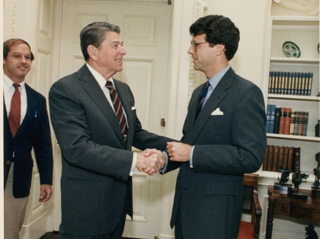 Handschlag zwischen Ronald Reagan und Peter Robinson