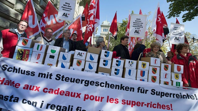 Menschen mit Fahnen Menschen mit Fahnen