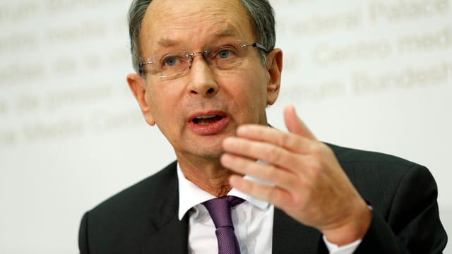 Müller mit schwarzem Sakko und violetter Krawatte im Brustbild, mit erhobener Hand und leicht vorgebeugt redend Müller mit schwarzem Sakko und violetter Krawatte im Brustbild, mit erhobener Hand und leicht vorgebeugt redend