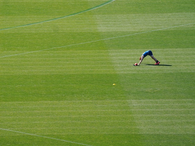 Gary Rohan vom australischen Football-Klub AFL Cats wärmt sich im Stadion in Geelong, Victoria, auf.