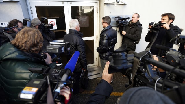 Journalisten vor einem Eingang Journalisten vor einem Eingang