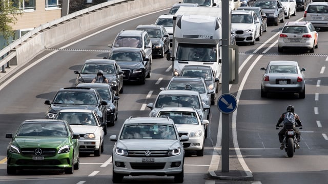 Autos stehen in Zürich im Stau Autos stehen in Zürich im Stau