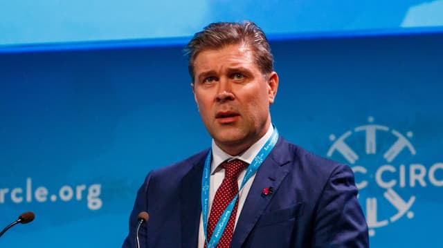Bjarni Benediktsson hält eine Rede. Bjarni Benediktsson hält eine Rede.