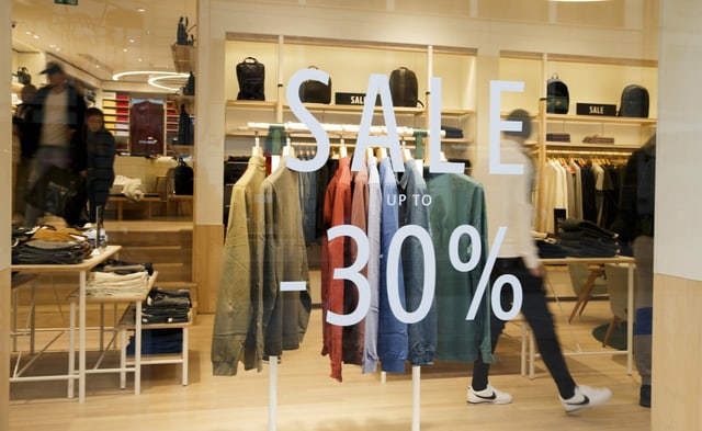 ina vitrina d'ina butia da vestgadira cun sinsur il rabat da 30% ina vitrina d'ina butia da vestgadira cun sinsur il rabat da 30%