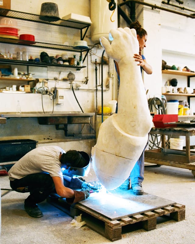Schweissarbeiten an einer grossen Hand-Skulptur. Schweissarbeiten an einer grossen Hand-Skulptur.