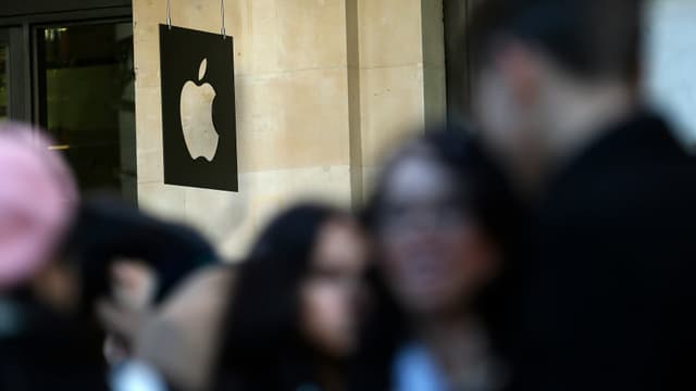 Personen vor einem Apple-Geschäft. Personen vor einem Apple-Geschäft.