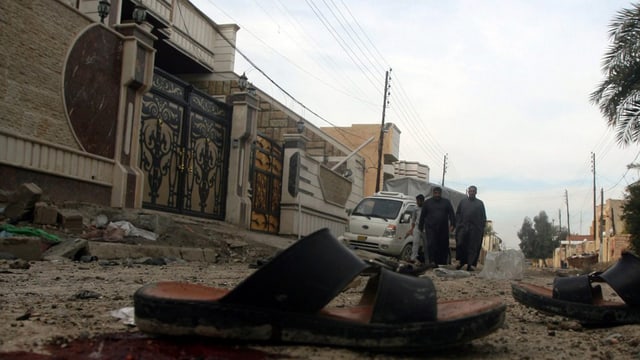 Blut und ein Schuh auf einer Strasse Blut und ein Schuh auf einer Strasse