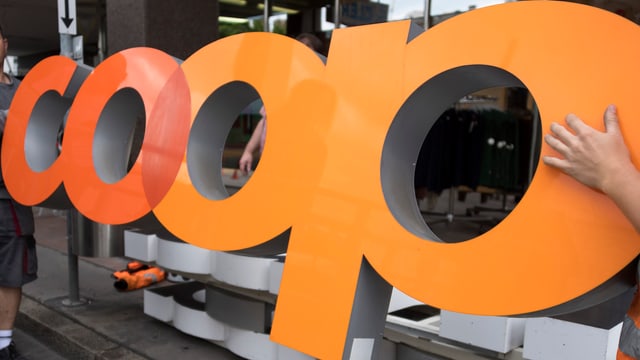 Ein grosses Coop Logo wird gezügelt. Ein grosses Coop Logo wird gezügelt.