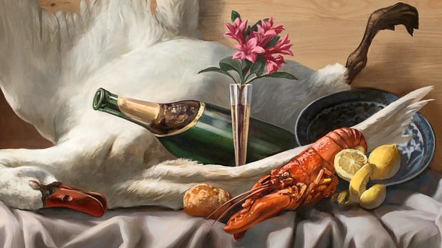 Eine Gans, ein Hummer, Zitronen und Champagner auf einem gedeckten Tisch. Eine Gans, ein Hummer, Zitronen und Champagner auf einem gedeckten Tisch.