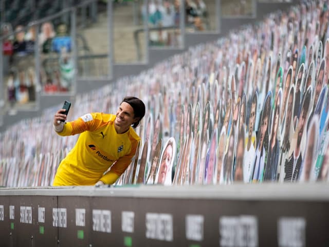 Yann Sommer macht ein Selfie mit Pappfiguren. Yann Sommer macht ein Selfie mit Pappfiguren.