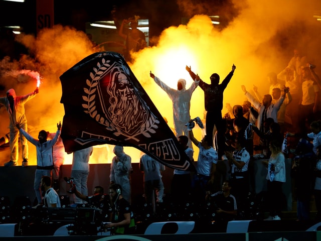 Frankfurter Fans zünden Pyro auf der Tribüne. Frankfurter Fans zünden Pyro auf der Tribüne.