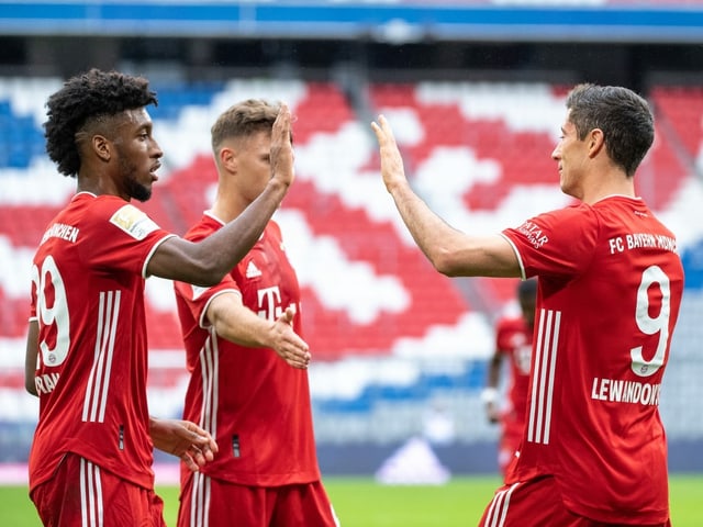 Dreierpacker Robert Lewandowski (rechts) hat nun 10. Saisontreffer auf dem Konto. Dreierpacker Robert Lewandowski (rechts) hat nun 10. Saisontreffer auf dem Konto.