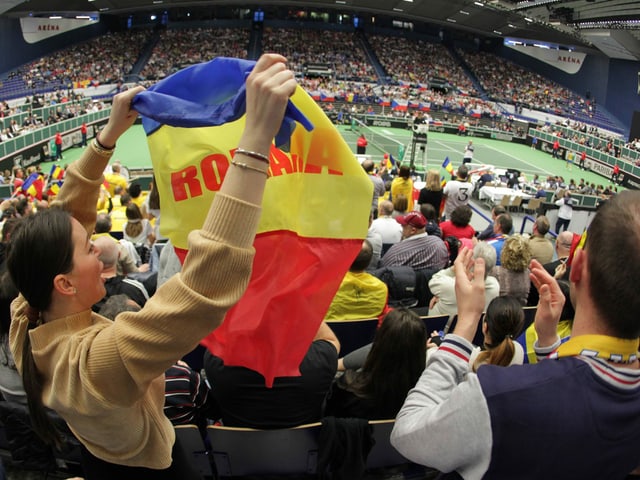 Rumänische Fans feuern Simona Halep im Fed Cup an. Rumänische Fans feuern Simona Halep im Fed Cup an.