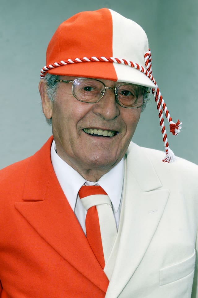 Mann mit rot-weissem Kleid Mann mit rot-weissem Kleid