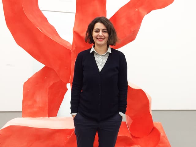 Frau vor Kunstwerk Frau vor Kunstwerk